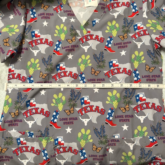 Texas ! Heart of Texas scrub top - Picture 5 of 5